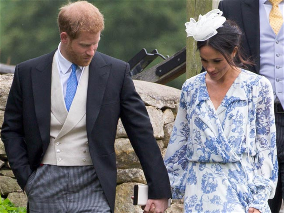 OUCH!!! MEGHAN MARKLE NEARLY FALLS!!(VIDEO) : MKT List